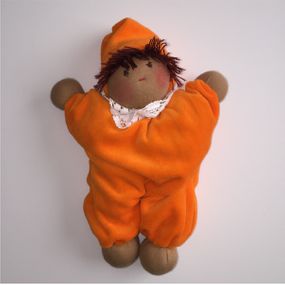 Knytdocka stor mörk hud 23 - 26 cm orange kläder