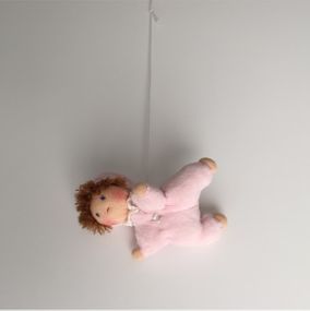 Krypis ljus hud rosa kläder 10 cm att hänga i barnvagnen t.ex.